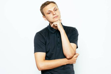 Adam fotoğraf stüdyosunda düşünüyor.