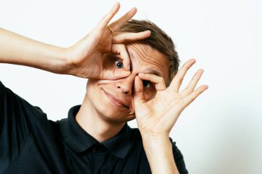 Adam elleriyle dürbün yapıyor.