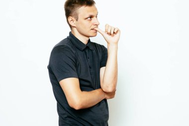 Adam tırnaklarını yiyor.