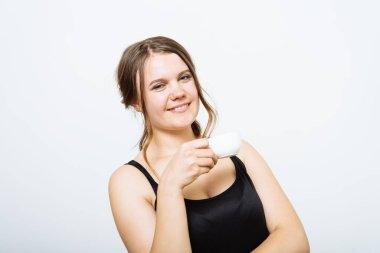 Fotoğraf stüdyosunda fincanı olan kadın.