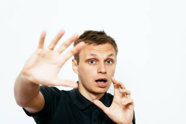 Adam korkudan korkuyor.