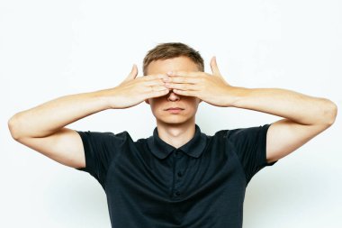 Erkekler gözlerini onun elleriyle kapatır.