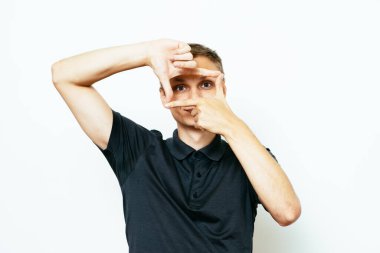 Adam fotoğraf stüdyosunda el çerçevesi yapıyor.