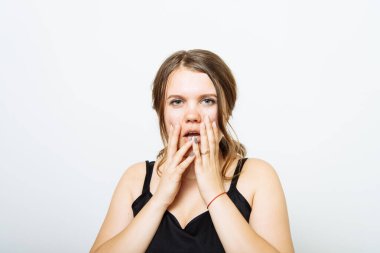 Fotoğraf stüdyosundaki umutsuz kadın.