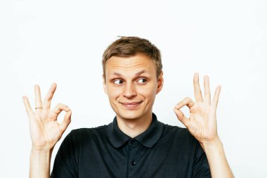 Adam her şeyin yolunda olduğunu gösteriyor, merak etme. Her şey yolunda. Jest yap. Portreyi kapat.