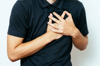 Kalp krizi geçiren bir adam.