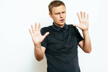 Adam korkudan korkuyor.