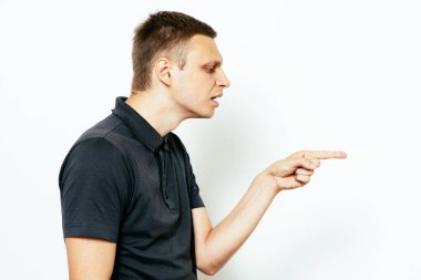 Yakından bakınca genç bir adamın portresi, birini ya da bir şeyi işaret ediyor. Olumlu insan yüzü ifadeleri, duygular, duygular, tutum, yaklaşım