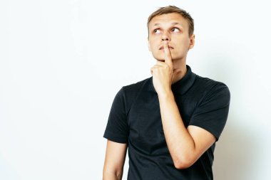 Adam fotoğraf stüdyosunda düşünüyor.