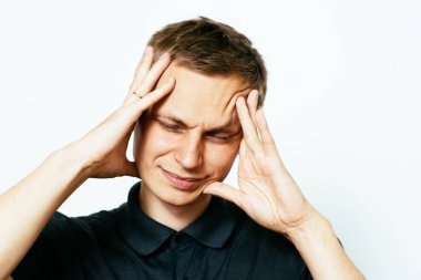 Fotoğraf stüdyosundaki adamlarda baş ağrısı