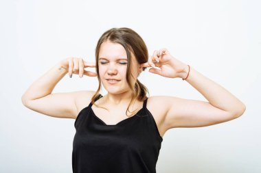 Fotoğraf stüdyosunda kulaklarını kapat kadın.