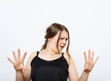 Fotoğraf stüdyosunda jest yapan kızı durdurun.