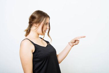 Kız birini işaret ediyor.