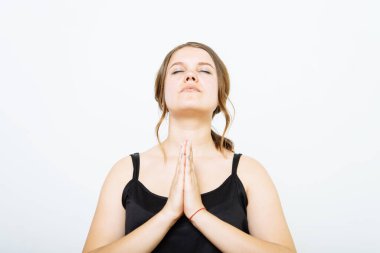 Dua et. Bir kadın. Fotoğraf stüdyosunda.