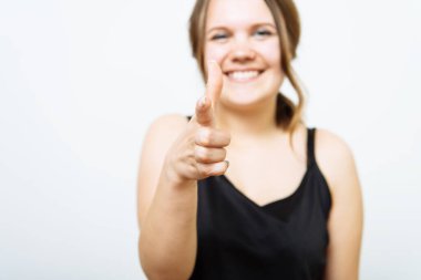 Kamerayı gösteren güzel bir kızın stüdyo portresi.