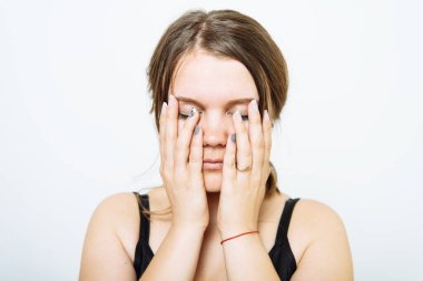  Kadın elini yüzünü kapatıyor.