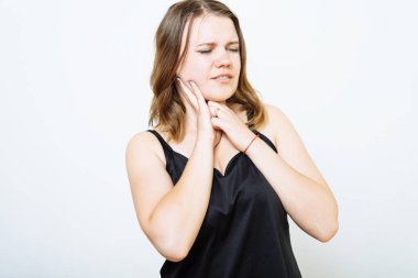 Fotoğraf stüdyosundaki diş ağrısı olan kadın.