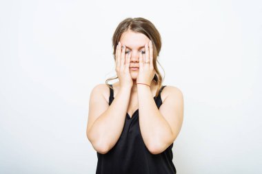  Kadın elini yüzünü kapatıyor.