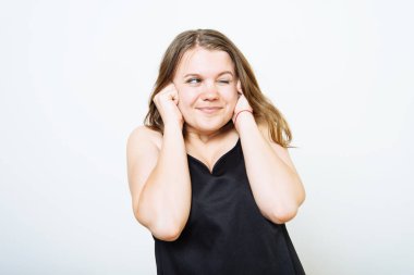 Fotoğraf stüdyosunda kulaklarını kapat kadın.