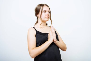 Dua et. Bir kadın. Fotoğraf stüdyosunda.