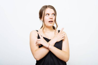 Genç bir kadın iki yön arasında karar vermek zorunda. Tereddüt ve şüphe dolu bir kız