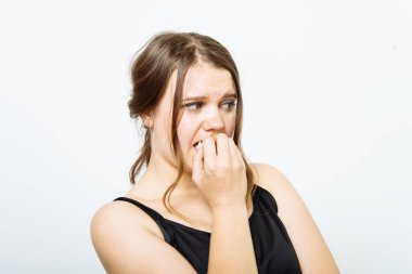 Kadın tırnaklarını yiyor.