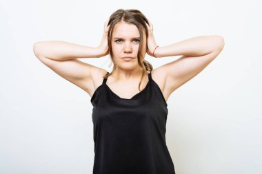 Fotoğraf stüdyosunda kulaklarını kapat kadın.