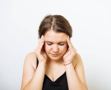 Fotoğraf stüdyosundaki baş ağrısı kadın.