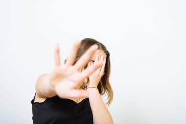 Kadın korkudan korkuyor.