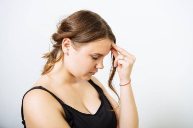 Fotoğraf stüdyosundaki baş ağrısı kadın.