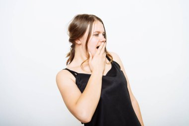 Esniyor. Fotoğraf stüdyosundaki kadın.