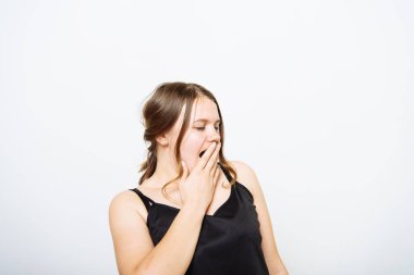 Esniyor. Fotoğraf stüdyosundaki kadın.