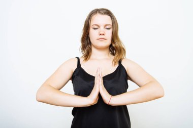 Portre kadın, gözleri kapalı, meditasyonda.