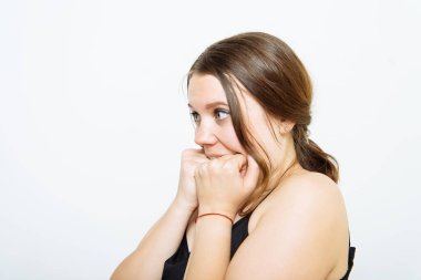 Kadın korkudan korkuyor.