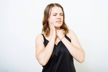 Fotoğraf stüdyosundaki diş ağrısı olan kadın.