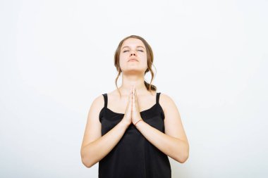 Dua et. Bir kadın. Fotoğraf stüdyosunda.