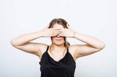 Kadın elleriyle gözlerini kapatıyor.