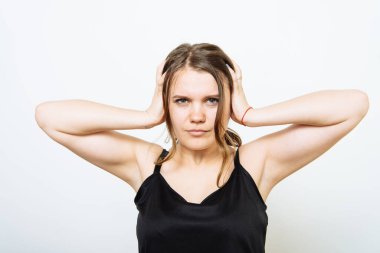 Fotoğraf stüdyosunda kulaklarını kapat kadın.