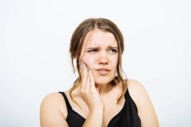 Fotoğraf stüdyosundaki diş ağrısı olan kadın.