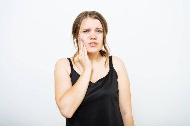 Fotoğraf stüdyosundaki diş ağrısı olan kadın.