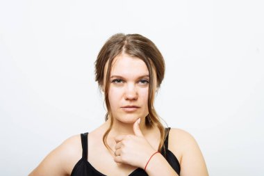 Kadın fotoğraf stüdyosunda düşünüyor.