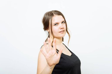 Fotoğraf stüdyosunda jest yapan kızı durdurun.