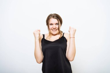 Sevinçli. Çok mutlu bir kadın.