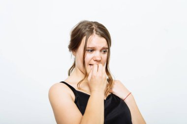 Kadın tırnaklarını yiyor.