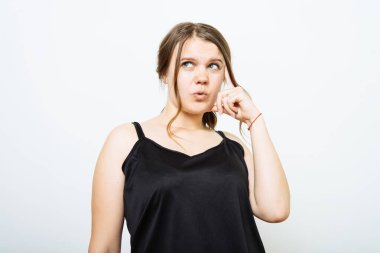 Kadın fotoğraf stüdyosunda düşünüyor.