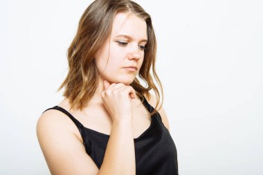 Kadın fotoğraf stüdyosunda düşünüyor.