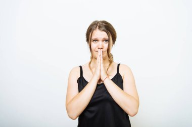 Dua et. Bir kadın. Fotoğraf stüdyosunda.