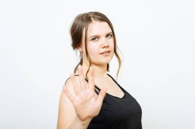 Fotoğraf stüdyosunda jest yapan kızı durdurun.