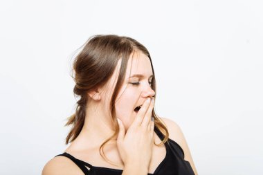 Esniyor. Fotoğraf stüdyosundaki kadın.