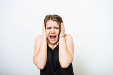 Fotoğraf stüdyosundaki umutsuz kadın.